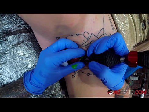 ❤️ Extremadamente tatuado hottie Sully Savage consiguió un tatuaje en su clítoris ❤️ Video de sexo en es.assay-define-smartlink.ru ❌️